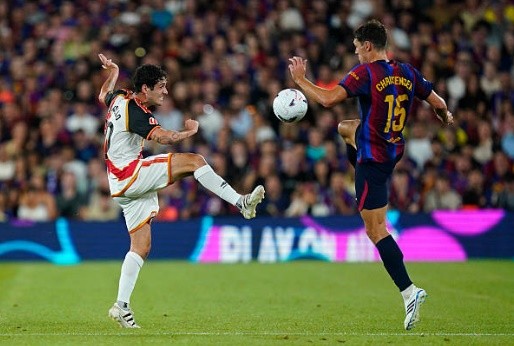 Trung vệ: Andreas Christensen – 6.9 điểm Cầu thủ người Đan Mạch sử dụng trí thông minh và khả năng đọc tình huống để bù đắp cho sự thiếu hụt về tốc độ. Christensen duy trì sự tập trung tốt trong phần lớn thời gian, có nhiều đường chuyền xuyên tuyến chất lượng giúp đội bóng chuyển đổi trạng thái từ phòng ngự sang tấn công nhanh chóng. Ảnh: Sergio Ruiz / Pressinphoto / Icon Sport.
