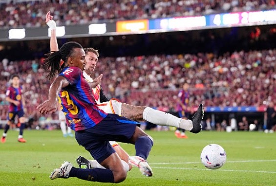 Hậu vệ phải: Jules Kounde – 6.3 điểm Mắt xích yếu nhất trong hệ thống phòng ngự của Barcelona ở trận này. Kounde nhập cuộc chậm chạp, thường xuyên mắc lỗi vị trí và để đối thủ vượt qua dễ dàng ở hành lang cánh phải. Điểm nhấn đáng chú ý duy nhất của anh là pha dứt điểm tung lưới đối phương nhưng đã bị VAR từ chối. Ảnh: Jose Breton/Pics Action/NurPhoto via Getty Images.