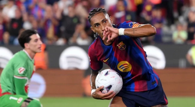 Raphinha bùng nổ ở Barca. Ảnh: David Ramos/Getty Images.