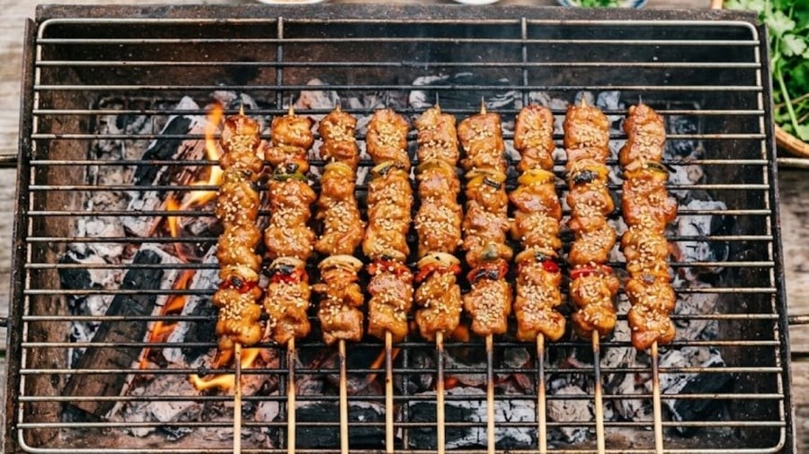 Khi nướng thịt bằng than, bạn cần chú ý chọn loại than, giữ khoảng cách hợp lý, chờ nhiệt độ ổn định... để hạn chế tình trạng thịt bị cháy khét, sinh ra các chất có hại cho sức khỏe.