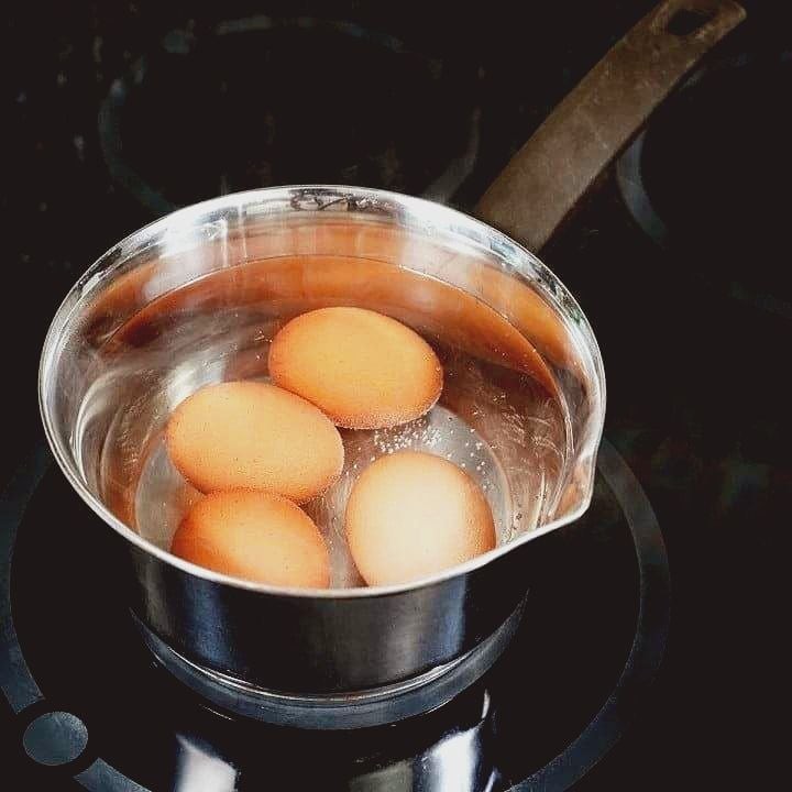 Muốn trứng đạt độ chín đẹp nhất, ngon và béo nhất, bạn nên lấy trứng ra khỏi tủ lạnh và để ở nhiệt độ phòng khoảng 15-20 phút trước khi luộc
