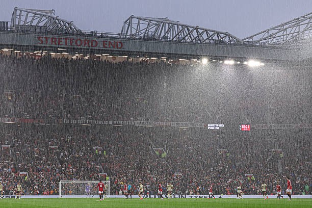 Sân Old Trafford bị dột trong trận đấu với Ipswich Town. Ảnh: Marc Atkins/Getty Images