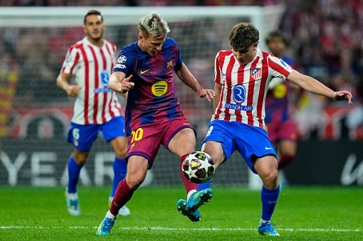 Dani Olmo trong một cuộc đối đầu với Julian Alvarez. Ảnh: Pressinphoto/Icon Sport via Getty Images.