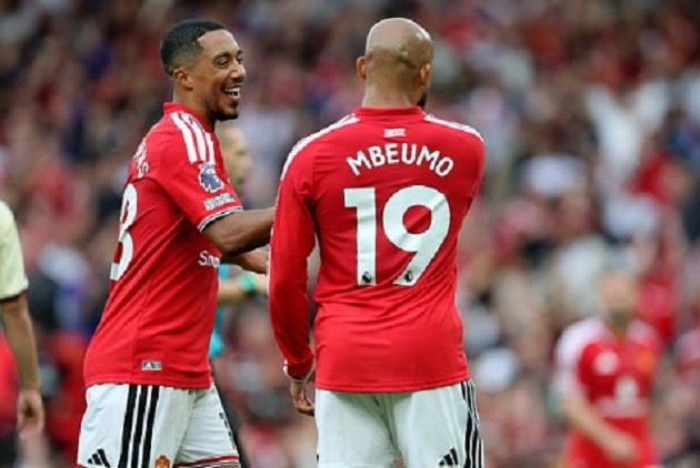 Tielemans đã tạo ra sự phân tâm nhất định cho thủ môn đối phương khi Bruno sút phạt đền. Ảnh: Richard Sellers/Sportsphoto/Allstar via Getty Images.
