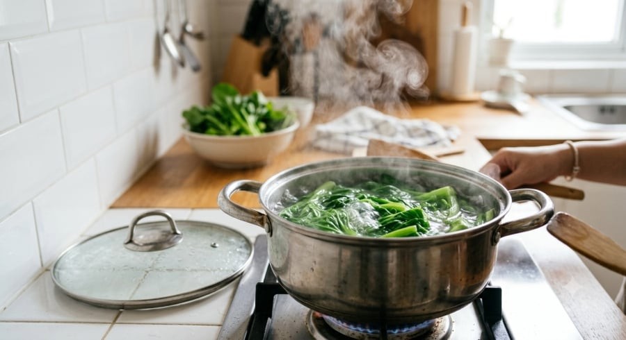 Luộc rau trong nước sôi và hạn chế đậy kín vung giúp rau giữ màu xanh đẹp mắt.