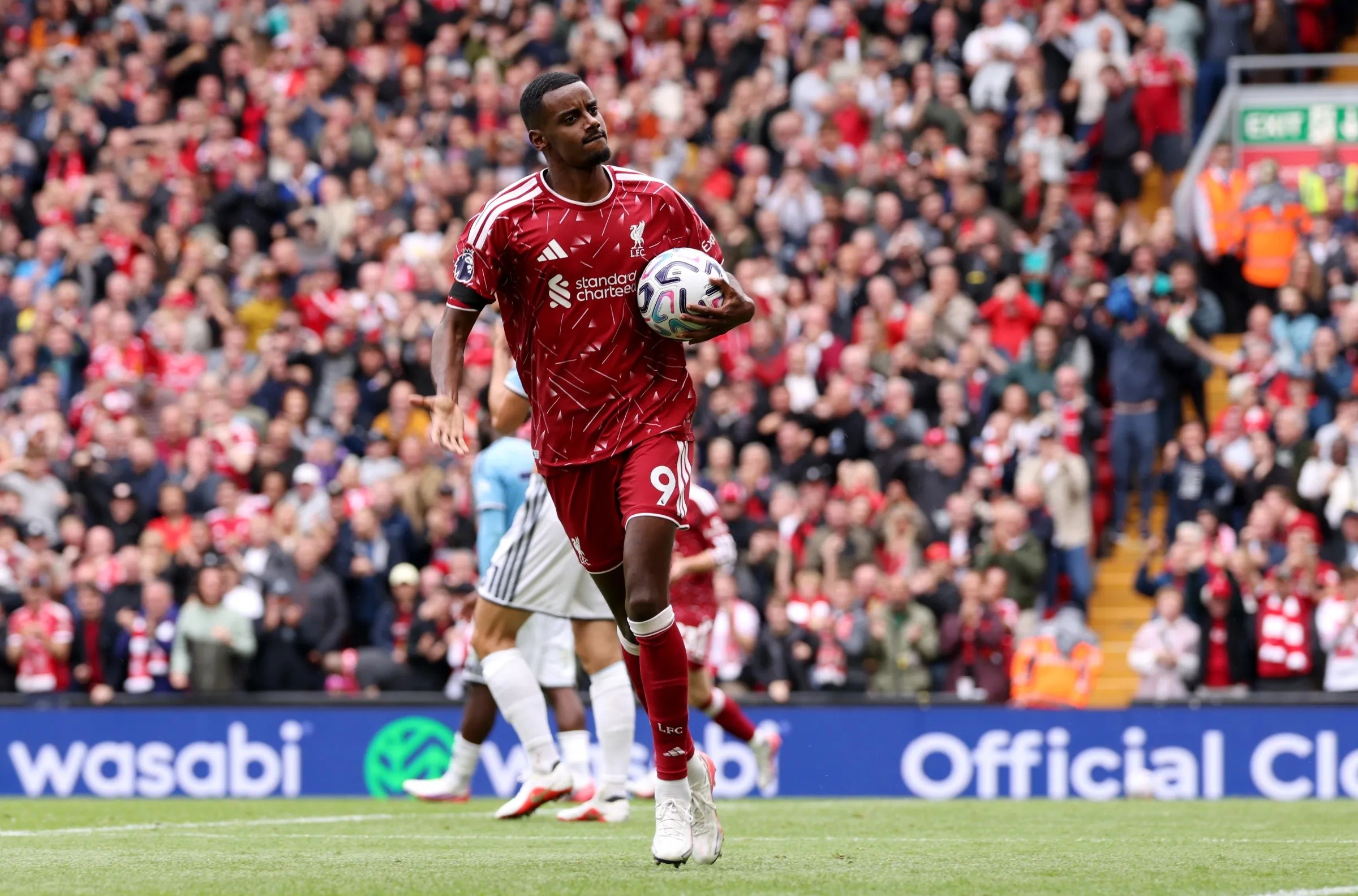 Isak ghi bàn giúp Liverpool hòa Forest. (Ảnh: Trang chủ Liverpool)