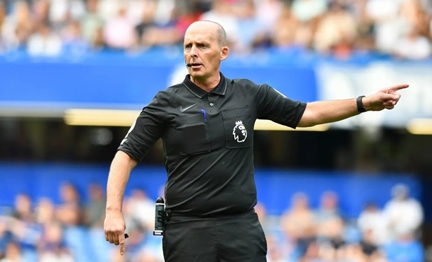 Mike Dean chia sẻ về luật chơi ngầm của trọng tài ở Ngoại hạng Anh. (Ảnh: Tom Barclay/Getty Images)