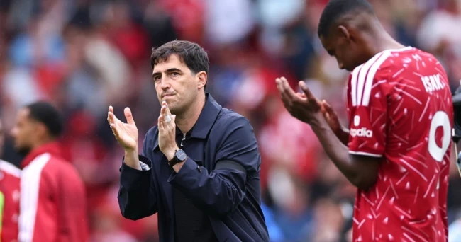 Andoni Iraola phải tối ưu hóa hàng công Liverpool. Ảnh: Robbie Jay Barratt - AMA/Getty Images.