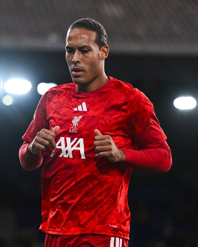 DF: Virgil van Dijk – 7,9 điểm. Vẫn đáng tin cậy như thường lệ. Kể từ khi cập bến Anfield, anh luôn là chốt chặn kiên cố và duy trì vị thế là một trong những trung vệ xuất sắc nhất giải. Ảnh: Liverpool.