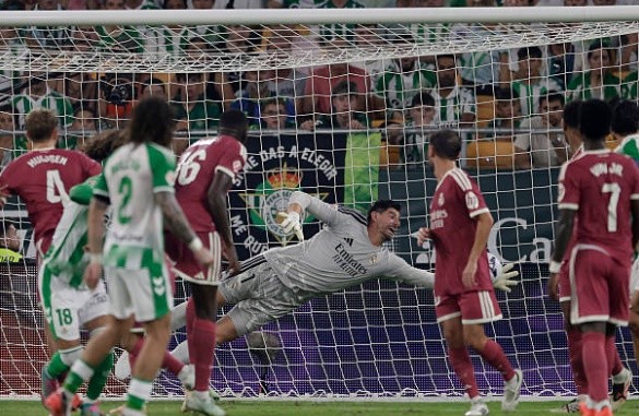 Thủ môn: Thibaut Courtois – 6.9/10 Courtois không có quá nhiều việc phải làm trong phần lớn thời gian trận đấu. Anh đã có một tình huống cứu thua xuất sắc sau cú đánh đầu của Nelson Deossa, nhưng đáng tiếc là các đồng đội không kịp bọc lót, dẫn đến bàn thua từ pha đá bồi của Parrott.  Ảnh:  Eric Verhoeven/Soccrates/Getty Images