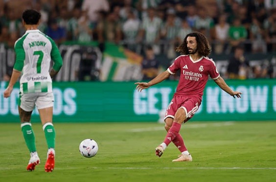 Hậu vệ trái: Marc Cucurella – 7.2/10 Được chấm điểm cao nhất đội, Cucurella là điểm sáng hiếm hoi bên phía Real Madrid. Hậu vệ này đã khóa chặt ngòi nổ Antony bên phía đối phương và tham gia tích cực vào lối chơi chung trước khi được rút ra nghỉ để điều chỉnh chiến thuật.