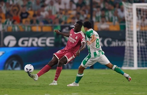 Trung vệ: Ibrahima Konate – 6.4/10 Dù khởi đầu mùa giải khá tốt nhưng đây là trận đấu dưới sức của Konate. Anh chỉ thắng 1 trong 6 pha tranh chấp tay đôi và phải nhận một thẻ vàng sau tình huống phạm lỗi nguy hiểm, gây áp lực ngược lên hàng thủ đội nhà. Ảnh:  Helios de la Rubia/Real Madrid via Getty Images.