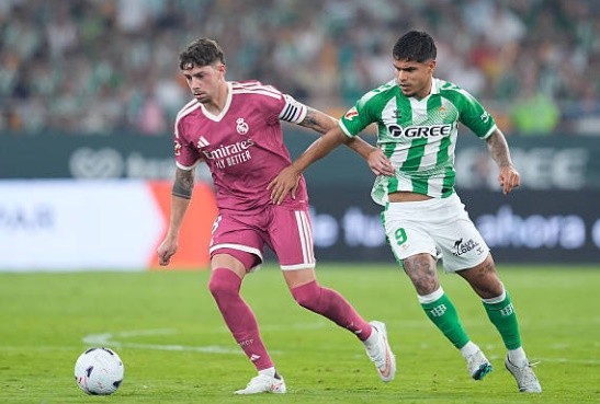 Tiền vệ trung tâm: Federico Valverde – 6.6/10 Valverde có hiệp một thi đấu năng nổ, nhưng anh dần hụt hơi trong hiệp hai. Tiền vệ người Uruguay đã mắc lỗi vị trí trong bàn thua của đội nhà khi để Parrott thoát xuống thoải mái sau tình huống cứu thua của Courtois. Ảnh: Joaquin Corchero/Europa Press via Getty Images