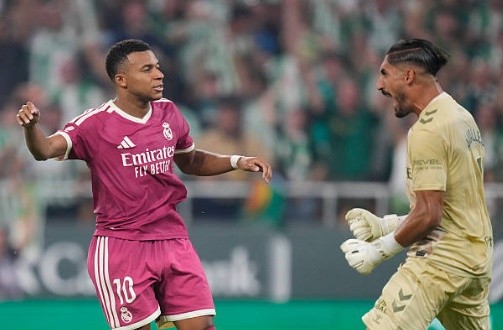 Tiền đạo cắm: Kylian Mbappe – 5.7/10 Một đêm đáng quên đối với chân sút người Pháp. Mbappe bỏ lỡ hai cơ hội ngon ăn liên tiếp trước khi hiệp một khép lại và đỉnh điểm là cú sút phạt đền hỏng ăn cuối trận, khiến anh nhận số điểm thấp nhất trận đấu. Ảnh: Jose Breton/Pics Action/NurPhoto via Getty Images