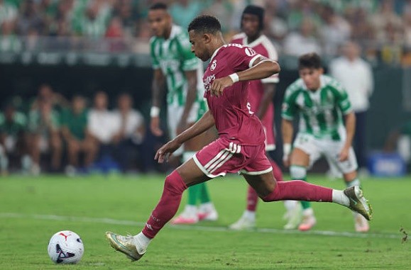 Mbappe sút hỏng quả 11 mét. Ảnh: Antonio Pozo / Pressinphoto / Icon Sport.