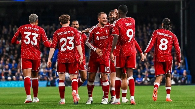 Isak ăn mừng bàn thắng cùng các đồng đội. (Ảnh: Trang chủ Liverpool)