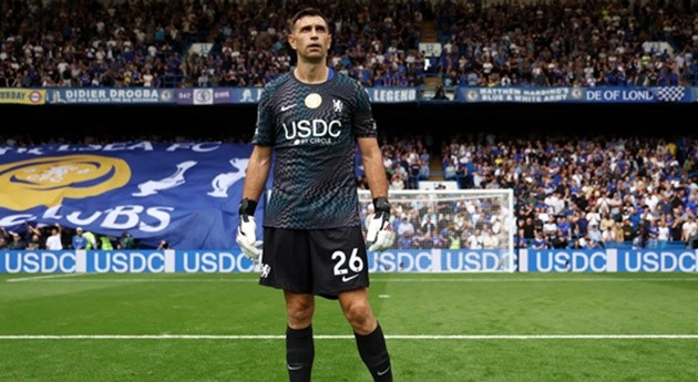 Emi Martinez tiếp nhận áo số 1 từ Sanchez. (Ảnh: Danny Rust/Getty Images)