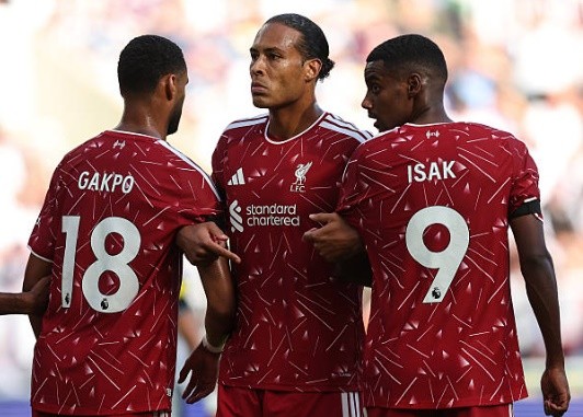Van Dijk đứng bên cạnh Gakpo và Isak. Ảnh: Charlotte Wilson/Offside/Offside via Getty Images.