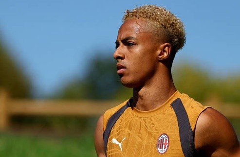 Hutchinson tập luyện trong màu áo Milan. Ảnh: Giuseppe Cottini/AC Milan via Getty Images.
