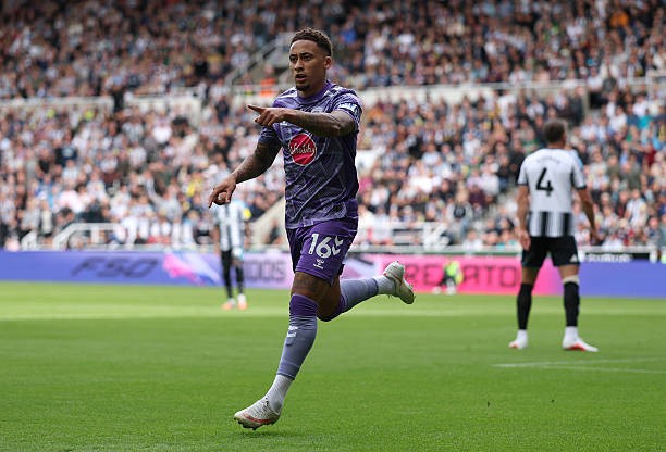 Marcus Tavenier chớp thời cơ dứt điểm trong vòng cấm để giúp Bournemouth vươn lên dẫn trước Newcastle. Ảnh: Stu Forster / Getty Images.