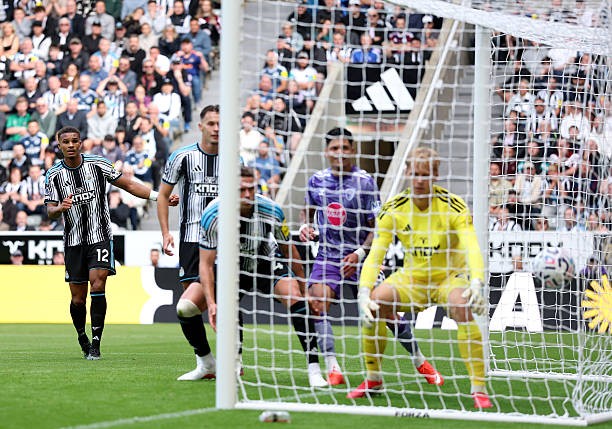 Malick Thiaw phản lưới nhà giúp Bournemouth nhân đôi cách biệt. Ảnh: Stu Forster / Getty Images.