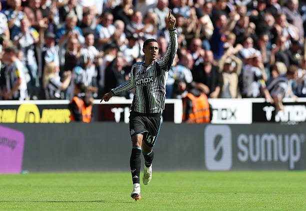 Jacob Ramsey ghi bàn gỡ hòa cho Newcastle United. Ảnh: Ian MacNicol / Getty Images.