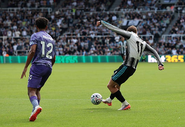 Harvey Barnes ghi bàn quan trọng giúp Newcastle rút ngắn tỷ số xuống còn 1-2 trước khi hiệp 1 khép lại. Ảnh: Ian MacNicol / Getty Images.