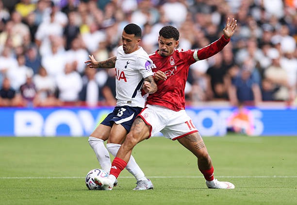 Nottingham Forest (áo đỏ) và Tottenham Hotspur hiện vẫn chưa biết cảm giác giành chiến thắng sau 3 vòng đấu đầu tiên tại Ngoại hạng Anh mùa giải 2026/27. Ảnh: Michael Regan / Getty Images. 