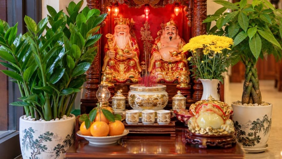 Ban thờ Thần Tài thường có cây xanh