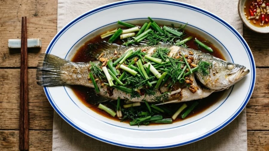 Các loại rau thơm như hành lá, thì là... là gia vị không thể thiếu trong nhiều món nấu từ cá.