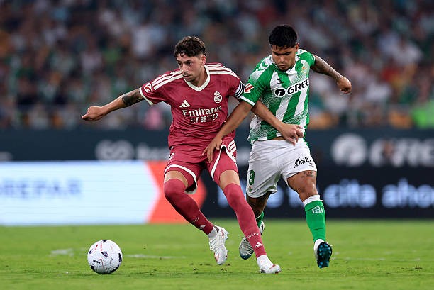 Federico Valverde gặp khó ở vị trí tiền vệ trụ. Ảnh: Fran Santiago/Getty Images