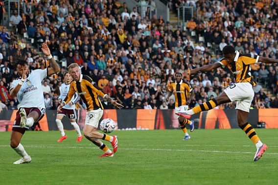 Hull City giành được 1 điểm quý giá trong cuộc chạm trán Aston Villa. Ảnh: Matt McNulty/Getty Images.