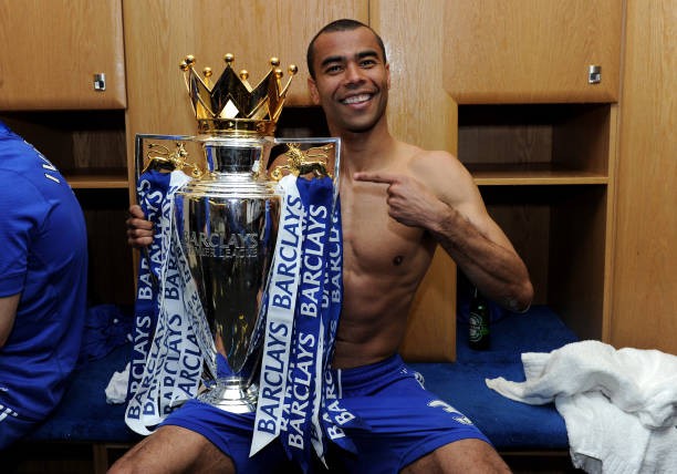 Ashley Cole và danh hiệu Ngoại hạng Anh cùng Chelsea năm 2010. Ảnh: Darren Walsh/Chelsea FC via Getty Images