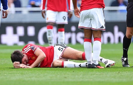 Maguire bị đau sau pha va chạm với cầu thủ của Everton. Ảnh: Robbie Jay Barratt - AMA/Getty Images.