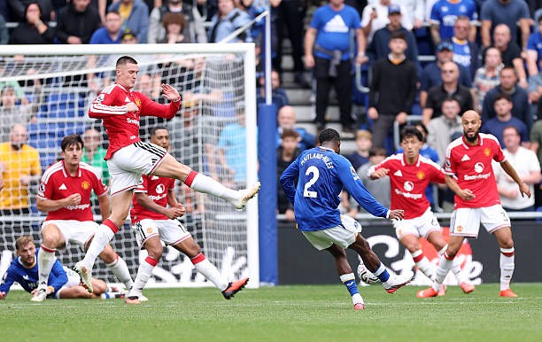 Siêu phẩm của Ainsley Maitland-Niles giúp Everton giành lại 1 điểm. Ảnh: Carl Recine/Getty Images.