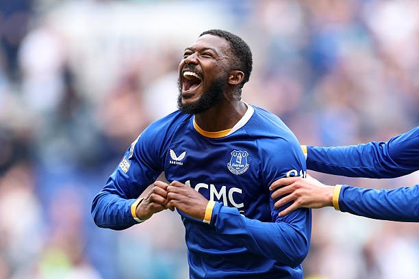 Cựu sao Arsenal có màn ra mắt hoàn hảo cho Everton. Ảnh: Carl Recine/Getty Images.