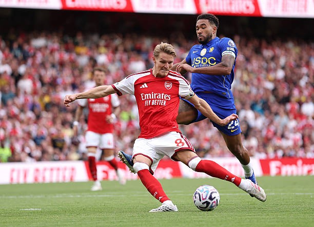 Martin Odegaard nâng tỷ số lên 2-1 cho Arsenal.