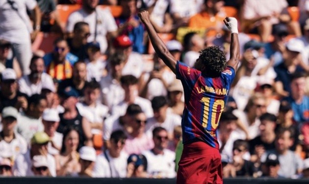 Yamal lập cú đúp đánh sập Mestalla. (Ảnh: Trang chủ Barca)