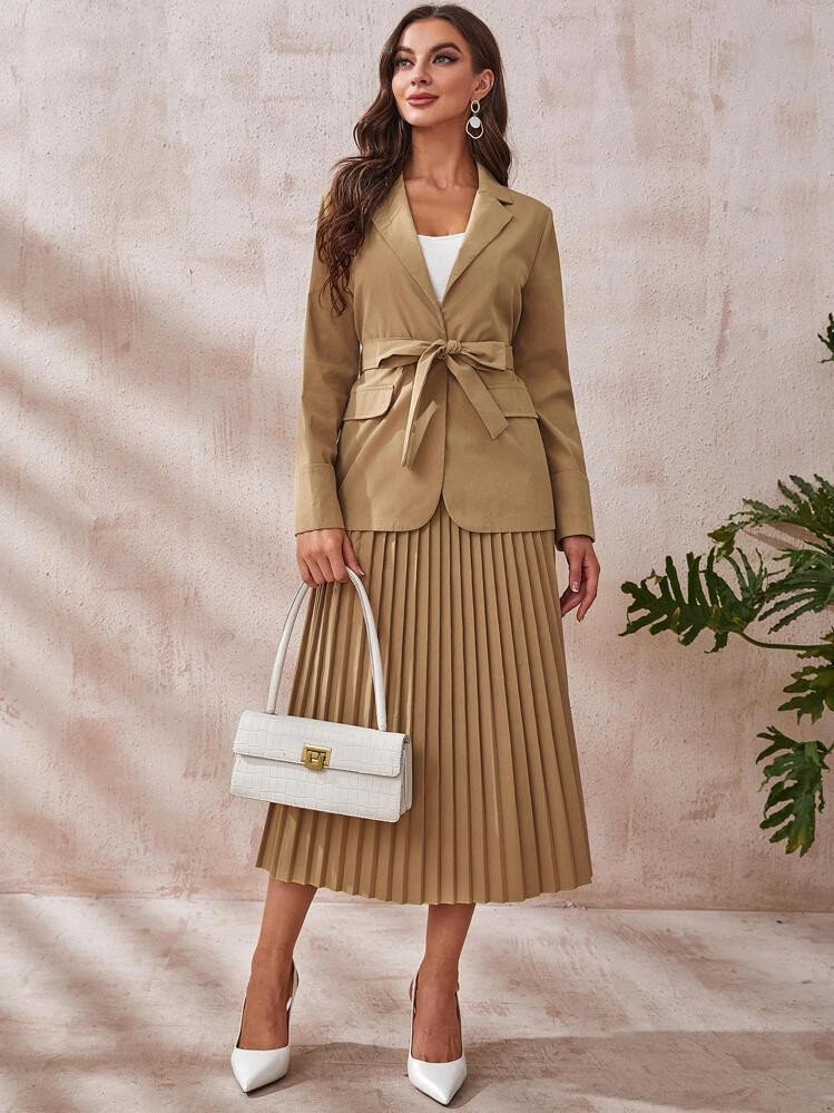 Kết hợp blazer thắt eo cùng chân váy midi và phụ kiện tối giản là công thức đơn giản để chị em ghi điểm với phong cách nữ tính, có gu.