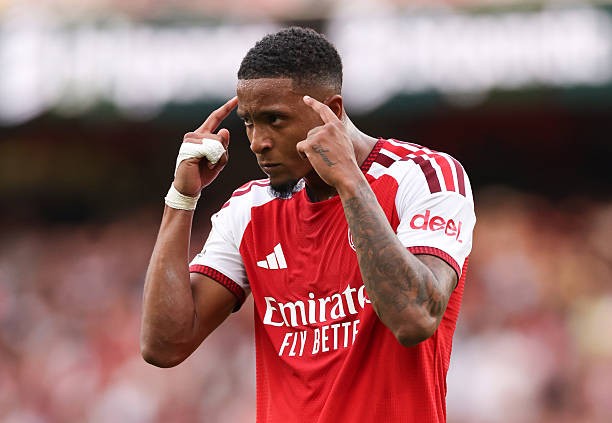 Ezri Konsa – 7.3/10 Konsa chơi điềm tĩnh, chắc chắn và khiến các tiền đạo Chelsea gặp nhiều khó khăn. Pha tắc bóng quyết định của anh trước Rogers đã ngăn chặn một cơ hội nguy hiểm mười mươi. Ảnh: Getty Images