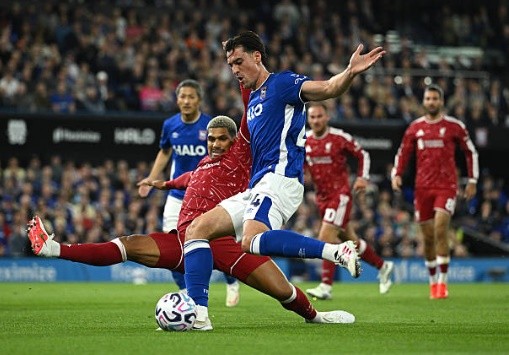 Liverpool hoàn toàn hài lòng về màn trình diễn của Araujo. Ảnh:  Shaun Botterill/Getty Images.