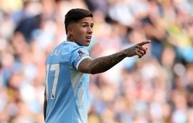 Enzo Fernandez ra hiệu trong trận ra mắt Manchester City. Ảnh: Carl Recine/Getty Images.