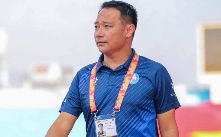 Ông Vũ Hồng Việt khen ngợi ngoại binh sau trận thắng Hoàng Anh Gia Lai. Ảnh: Facebook câu lạc bộ