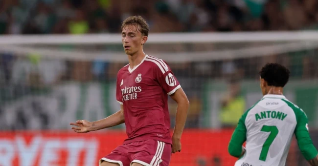 Dean Huijsen thi đấu chững chạc. Ảnh: Helios de la Rubia/Real Madrid/Getty Images.