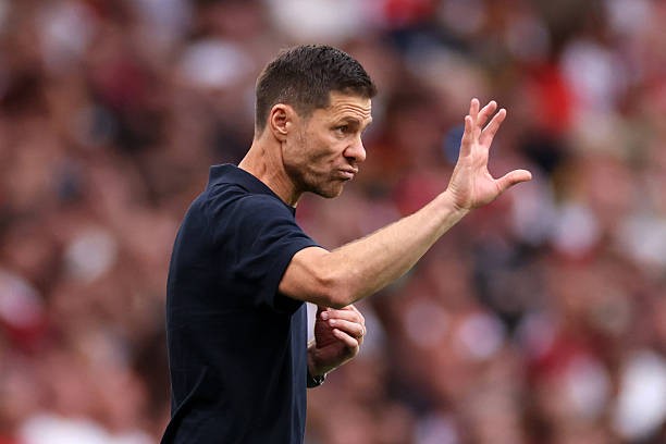 Xabi Alonso cần sớm chấn chỉnh lại hàng thủ. Ảnh của Marc Atkins/Getty Images.