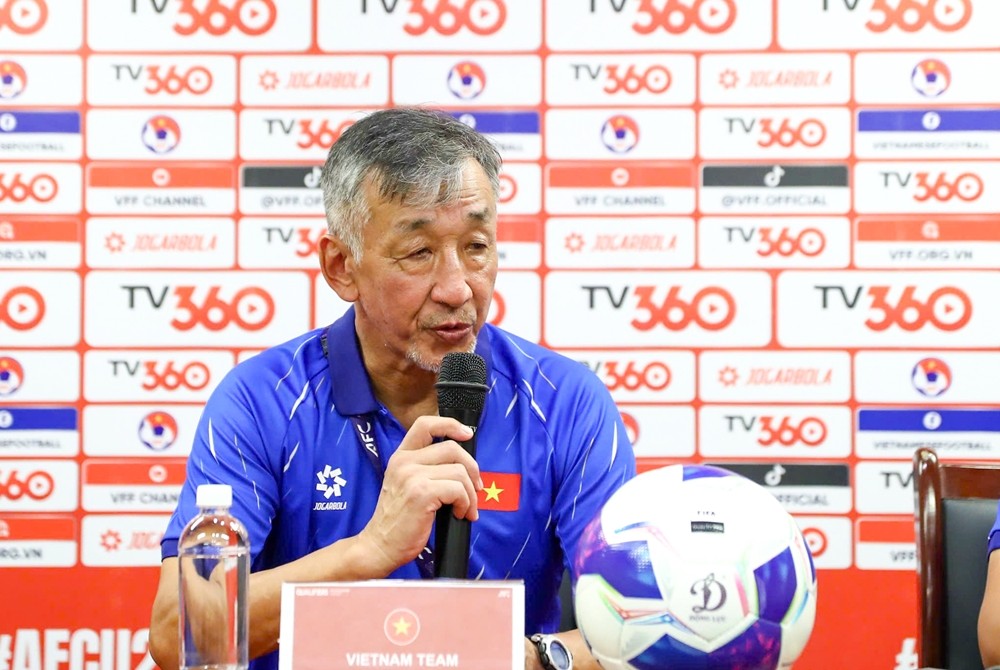 HLV Yutaka Ikeuchi trong phòng họp báo. Ảnh: VFF.