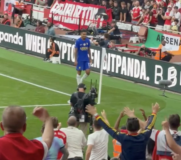 Rogers bị CĐV Arsenal chế giễu khi rời sân. Ảnh: Xlaythy29