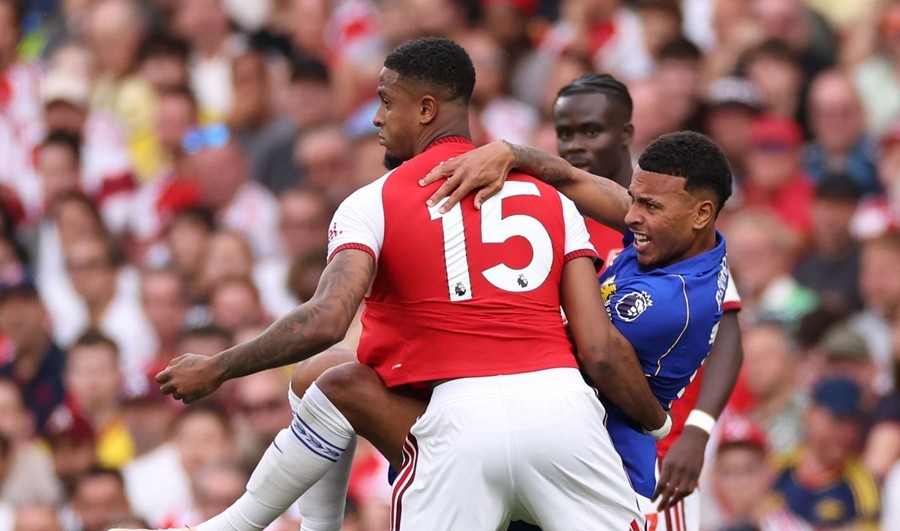 Tình huống Ezri Konsa quật ngã Morgan Rogers. Ảnh: Marc Atkins/Getty Images.
