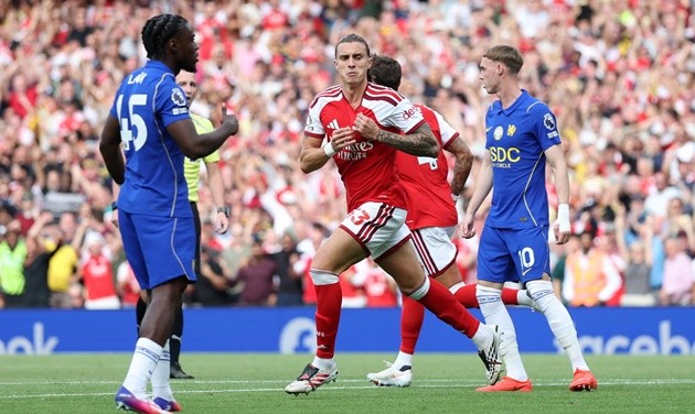 Ngôi sao 24 tuổi ăn mừng bàn thắng hụt trước Chelsea. (Ảnh: Luke Baker/Getty Images)