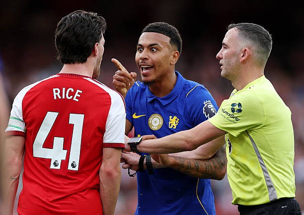 Rogers nổi đoá sau tình huống vào bóng của Rice. Ảnh: Ryan Pierse/Getty Images.